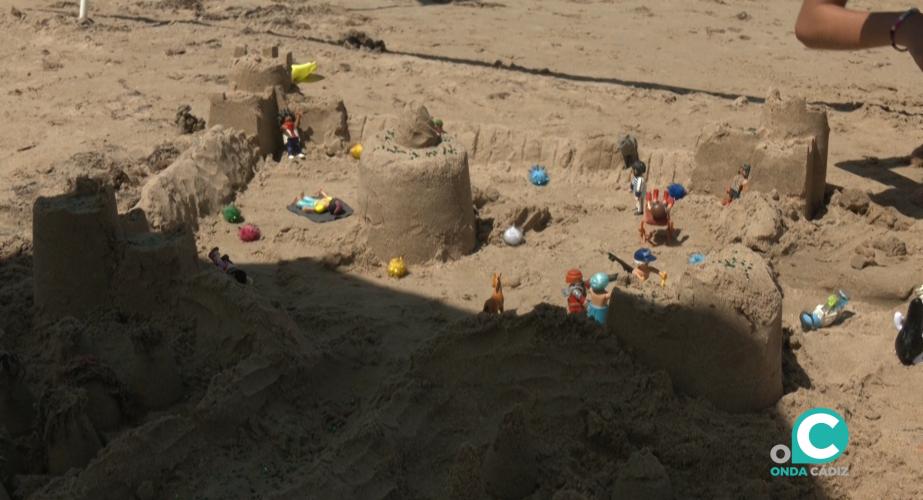 Uno de los castillos de arena realizados en las playas de la Victoria y de La Caleta. 