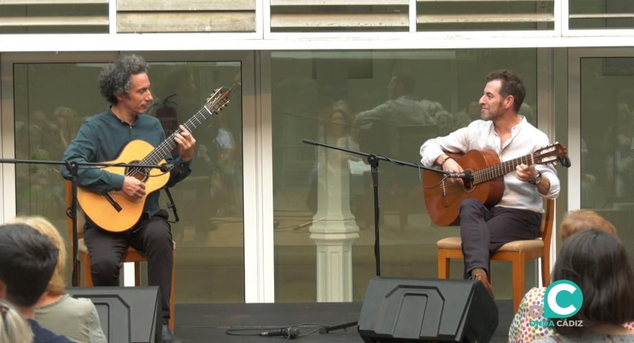 Los guitarristas argentinos Ramón Maschio y Mariano Gil sobre el escenario del ECCO. 