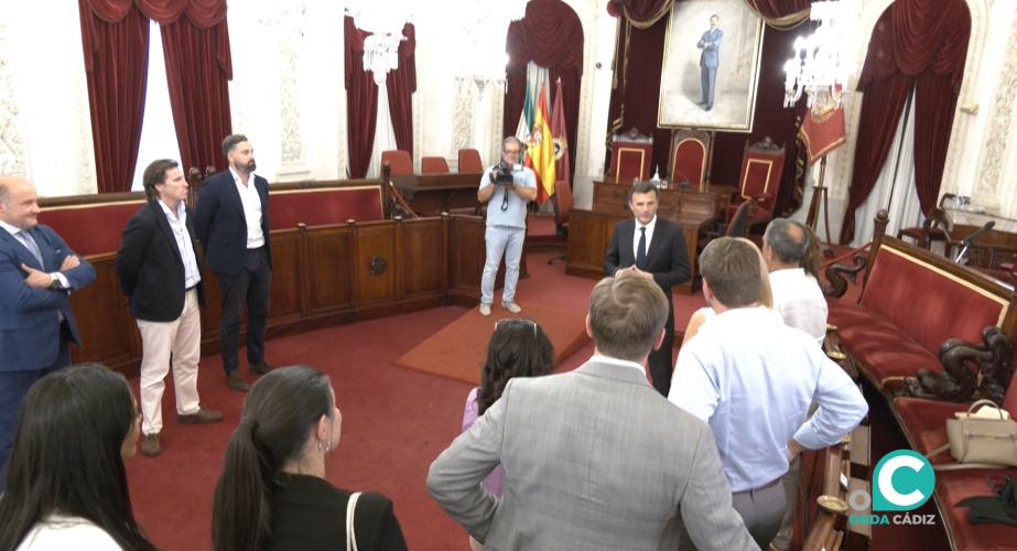 El alcalde de la ciudad, Bruno García, recibe a un grupo de congresistas americanos. 