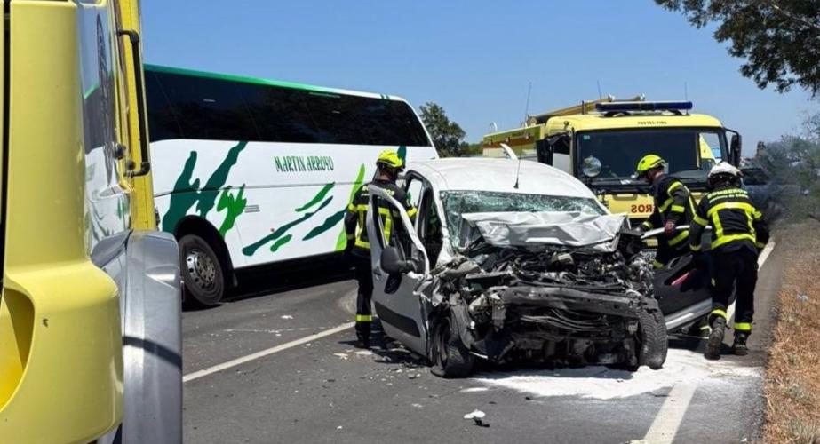 Lugar del siniestro atendido por distintos efectivos de bomberos 