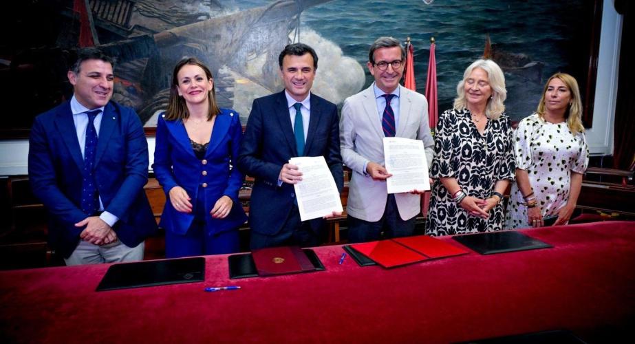 El consejero de Industria, Jorge Paradela, y el alcalde de Cádiz, Bruno García, tras firmar del acuerdo