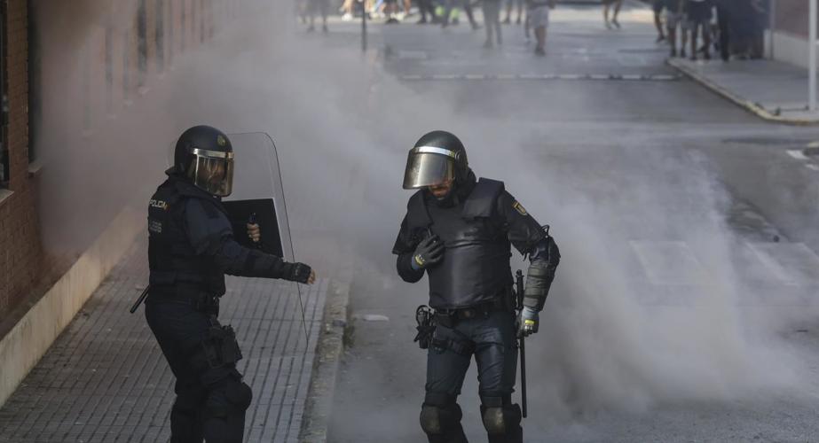 Dos agentes intervienen en una de las movilizaciones sucedidas la capital gaditana