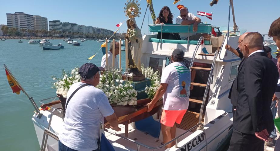 La Virgen del Carmen embarcándose para el inicio de la procesión marinera. 