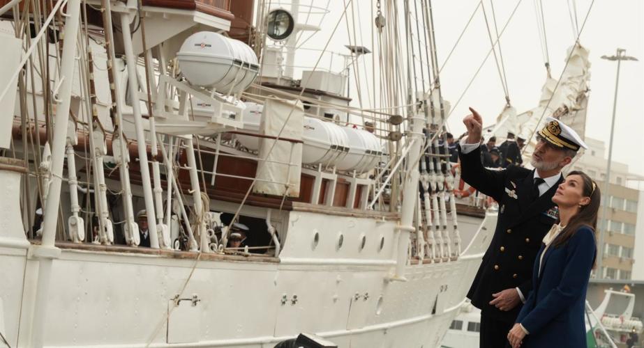 Los Reyes Felipe VI y Letizia en su última visita a Cádiz con motivo de la salida del Juan Sebastián Elcano.
