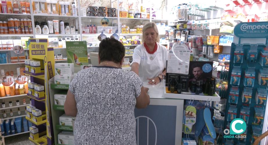 Un paciente accede a la Farmacia Aguilar en la ciudad de Cádiz. 