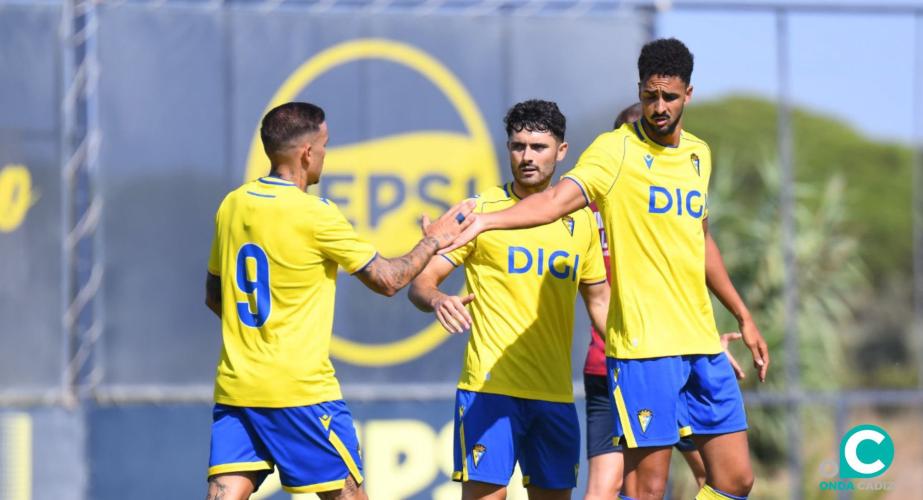 Chris Ramos celebra el tanto con sus compañeros (Foto: Cádiz CF)