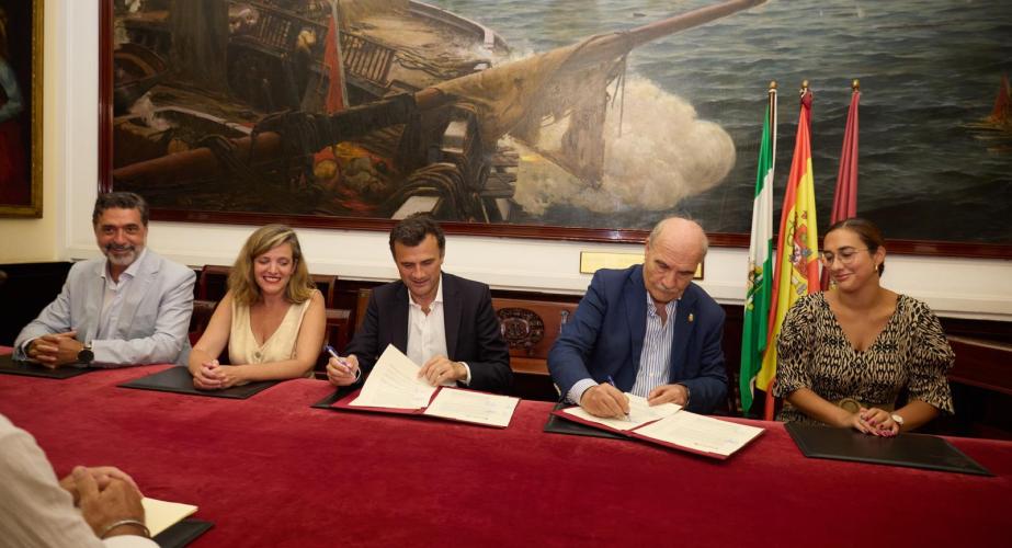 Momento de la rúbrica con autoridades y representante del Consejo Local de Hermandades y Cofradías