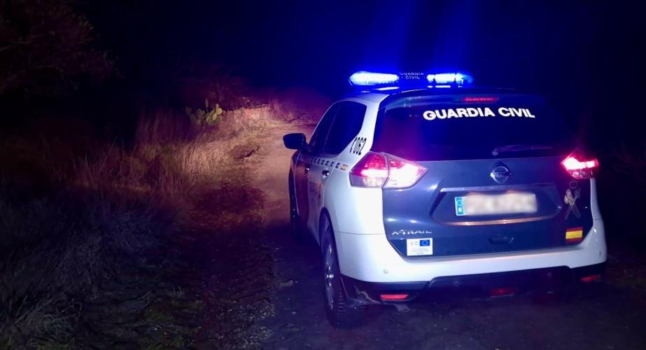 Vehículo de la Guardia Civil en un sendero.