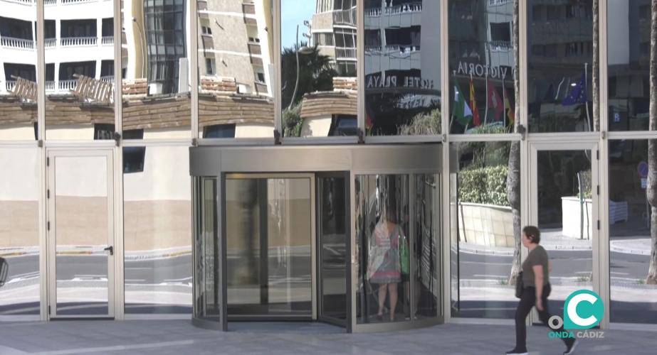 Turistas acceden a la entrada de un hotel en la capital gaditana. 