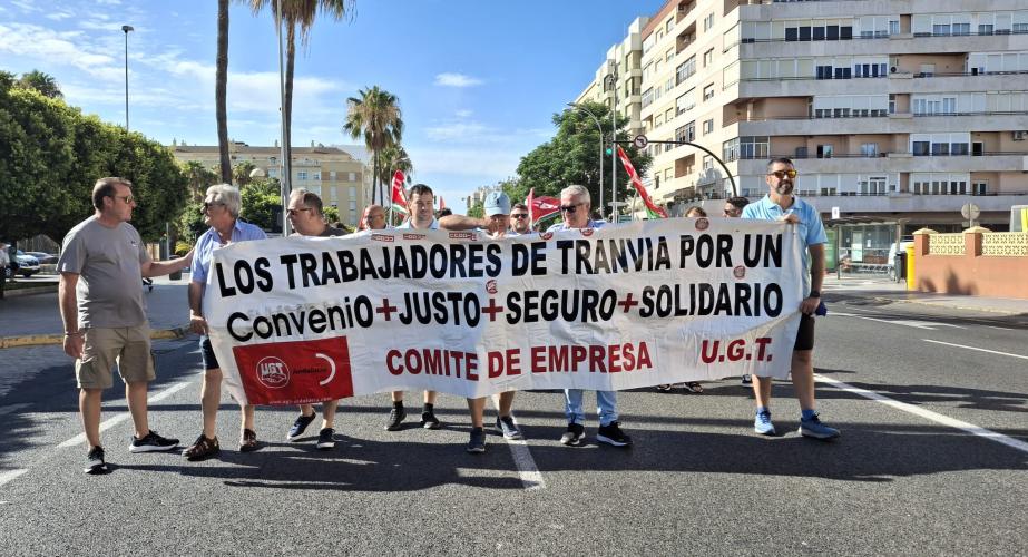 Manifestación, este viernes, de los trabajadores del servicio de autobús urbano.