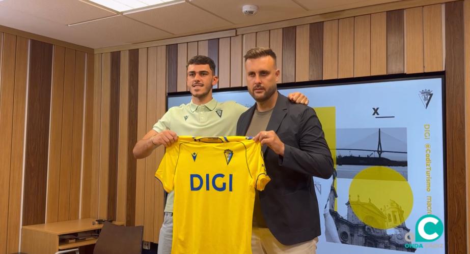 El jugador canario posa junto al Director Deportivo, Juan Cala