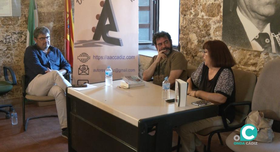 María Luisa Páramo , acompañada por Miguel Ángel García Argüez, en la presentación del libro "El Carnaval de las coplas, un arte de Cádiz".