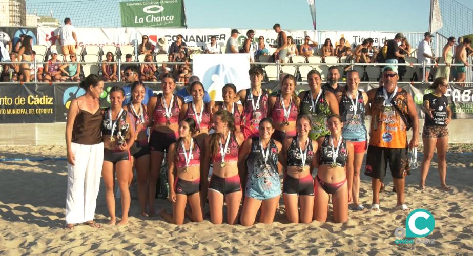 Imagen de la jornada de este domingo del "Trofeo Carranza" de Balonmano Playa con la entrega de medallas. 