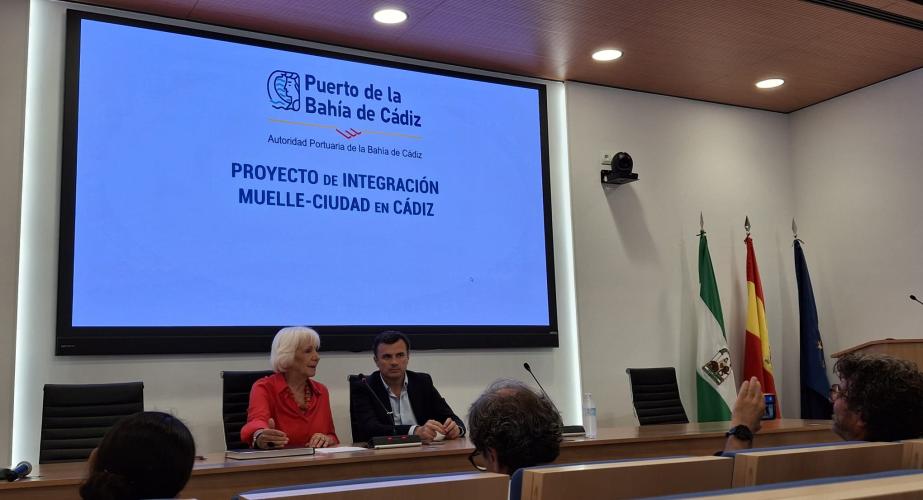 La presidenta de la APBC, Teófila Martínez, y el alcalde de Cádiz, Bruno García, en rueda de prensa para informar sobre las obras del muelle Ciudad.