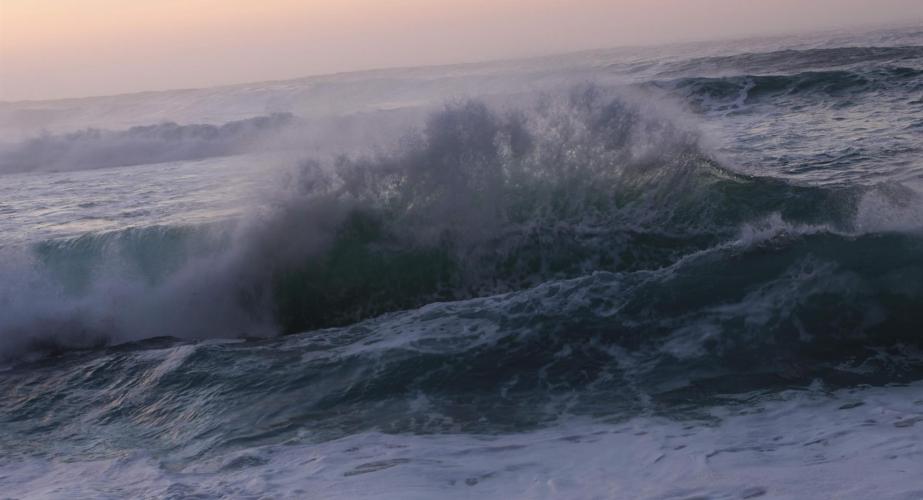 Olaje rompiendo sobre la costa en una imagen de archivo