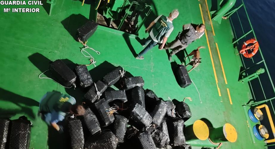 Agentes de la Guardias civiles inspeccionan el género incautado