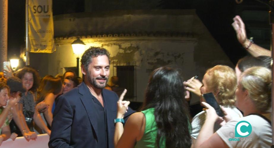 El actor Paco León habla con sus seguidores en la celebración del South International Series Festival 2025. 