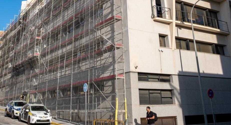 El estado actual de la fachada de la Jefatura de la Policía Local.