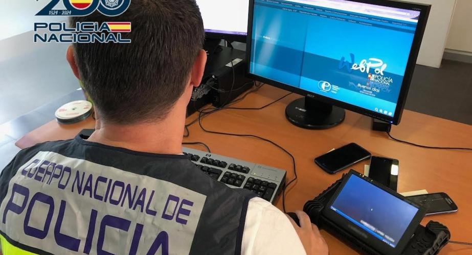 Imagen de un agente de Policía Nacional frente a un ordenador.