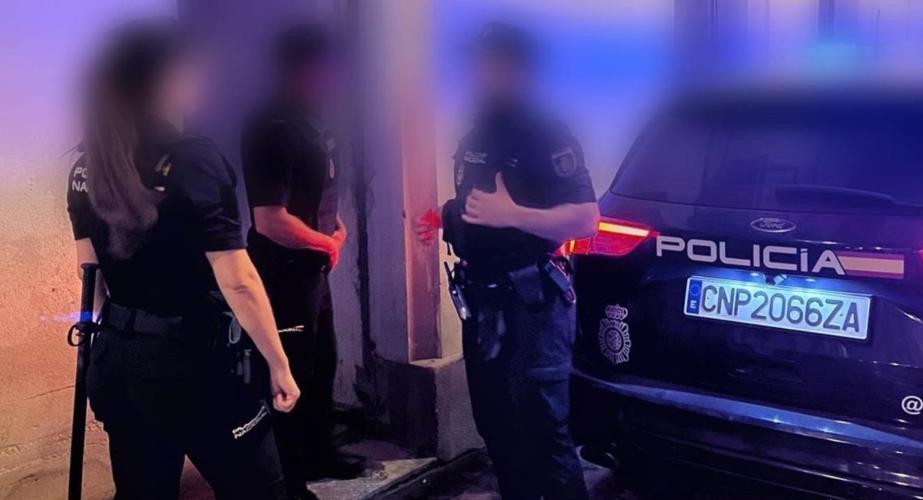 Agentes en la entrada del inmueble