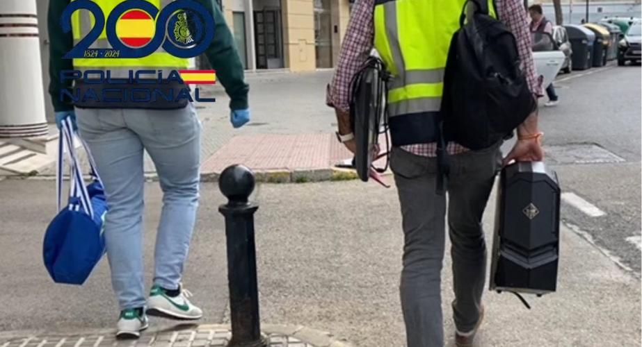 Agentes de la Policía Nacional con material intervenido a la red de pornografía infantil que operaba en la provincia
