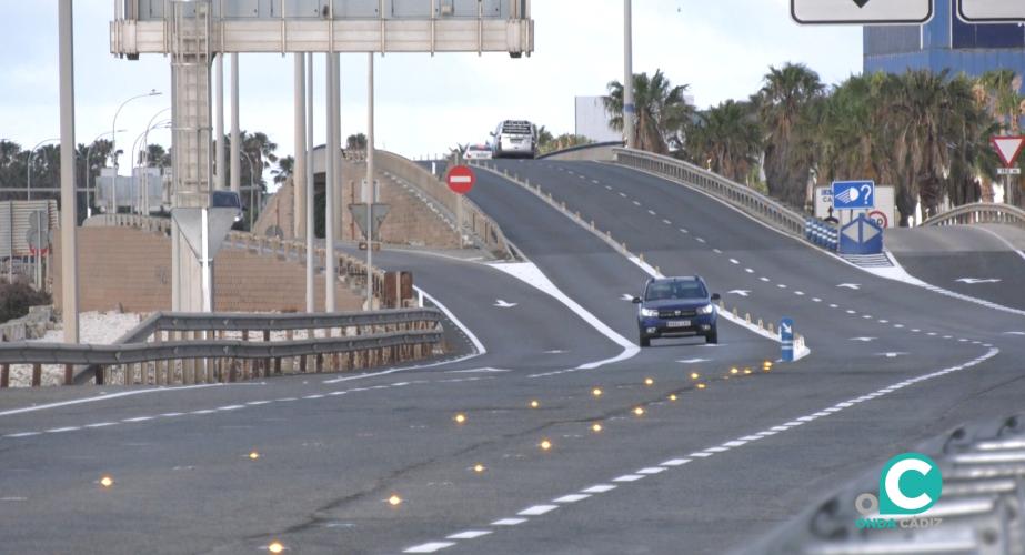 Acceso a Cádiz por el puente Carranza. 