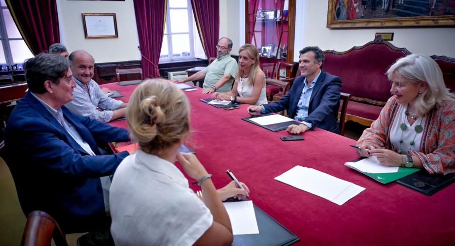 Representantes del Ayuntamiento, Diputación, Junta de Andalucía, del Instituto Cervantes y de la APC mantienen un encuentro para ultimar los detalles de la programación.