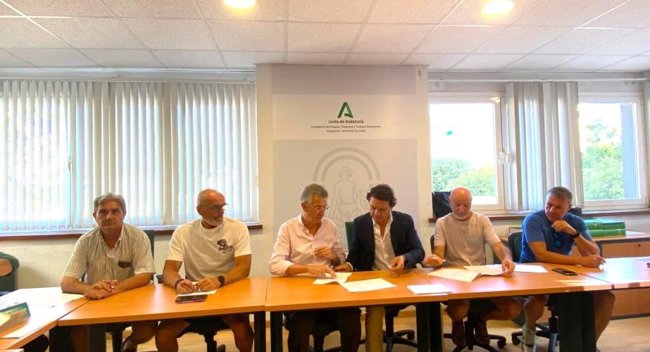 El delegado de Empleo, Daniel Sánchez, en la firma del acuerdo 