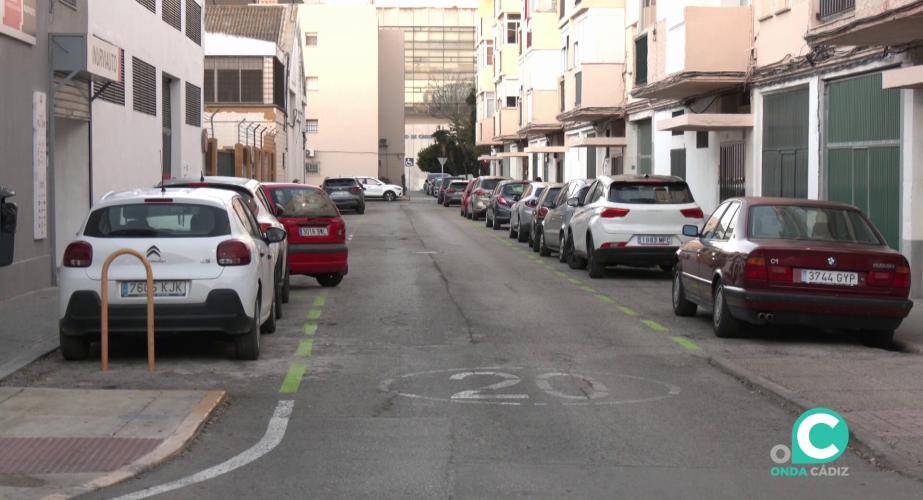 Vehículos estacionados en una calle de la capital gaditana