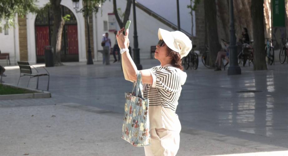 Una turista en la plaza de España en una imagen de archivo
