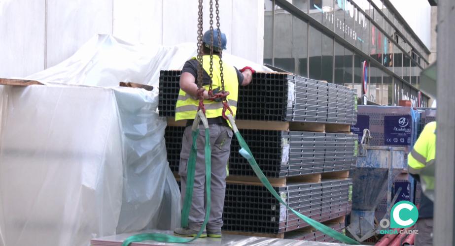 Operarios de la construcción en una obra en la capital gaditana