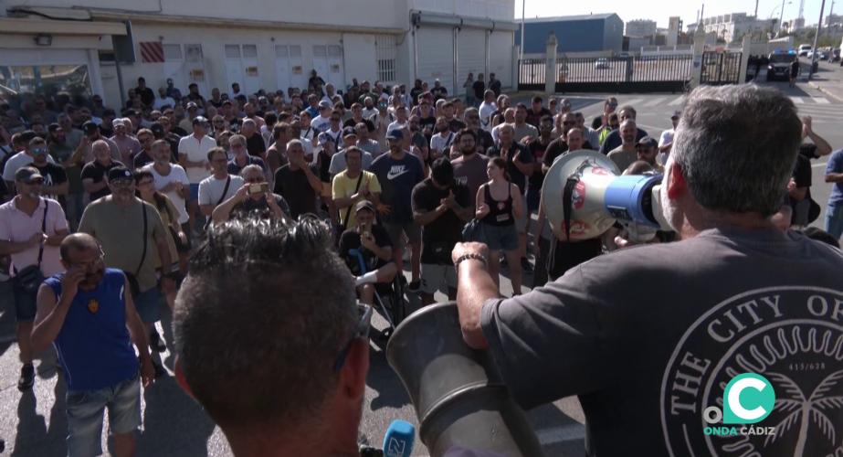 Un momento de la asamblea de este jueves a la entrada de la factoria 