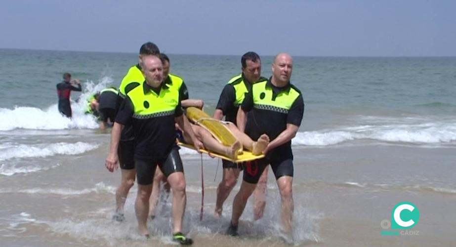 Imagen de una de las practicas de evacuación efectuadas en la playa Cortadura