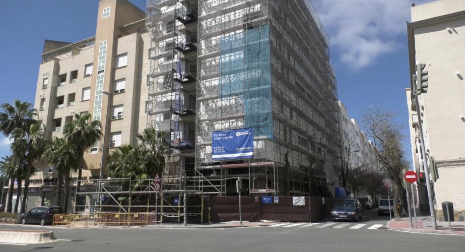 Obras en la fachada de un edificio de la capital gaditana