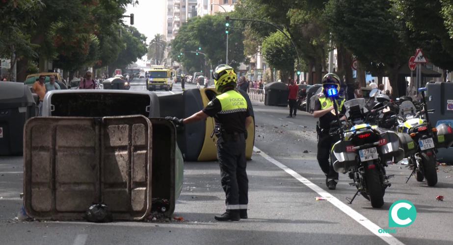 Agentes inspeccionan daños en la capital gaditana durante las pasadas movilizaciones