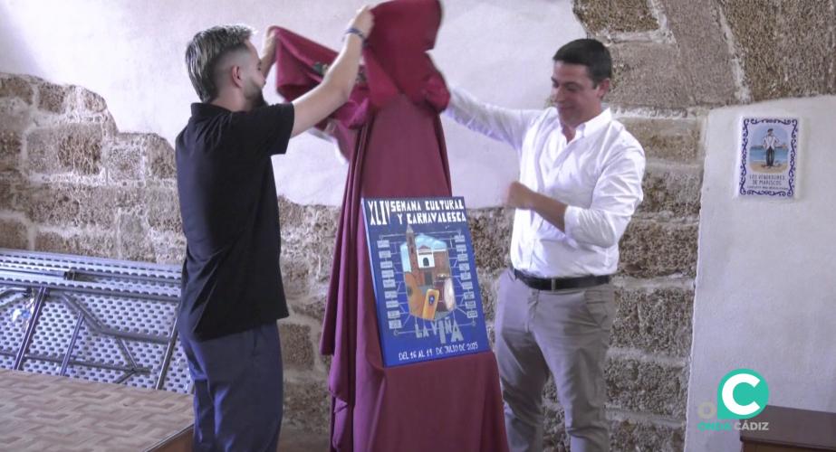 Momento del descubrimiento del cartel de la cita el pasado lunes en la Peña Paco Alba 