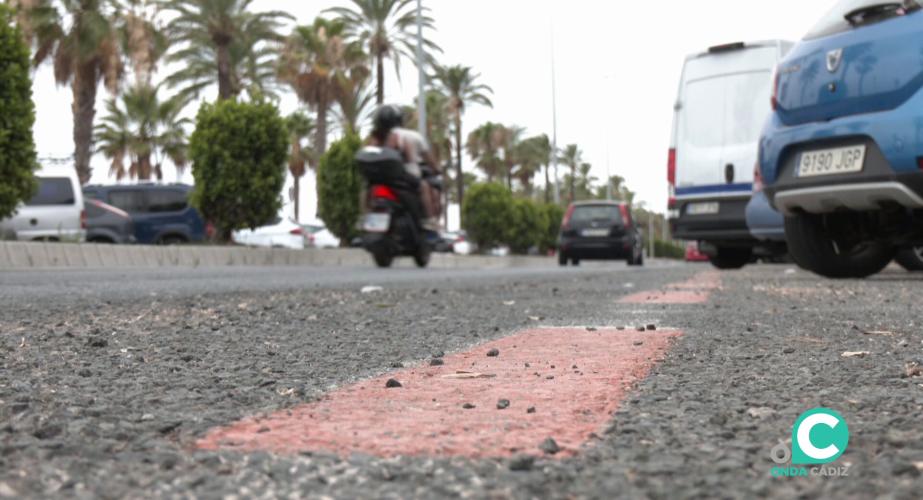 Vehículos situados en la avenida de la Bahía este martes