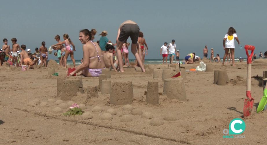 Gran animación este miércoles por quienes aceptaron el simpático desafío creativo sobre las arenas