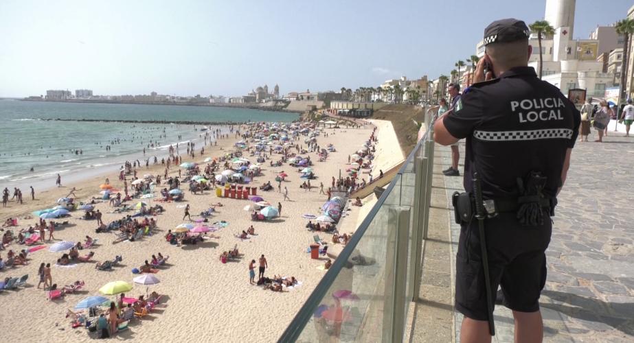 Agente de policiia local en labores de vigilancia junto a la playa Santa María del Mar