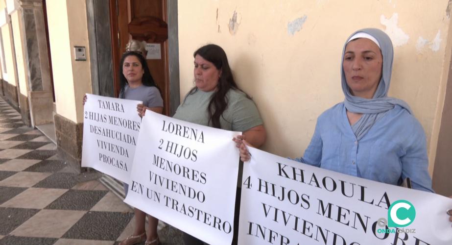 Las afectadas este lunes a la puerta del edificio