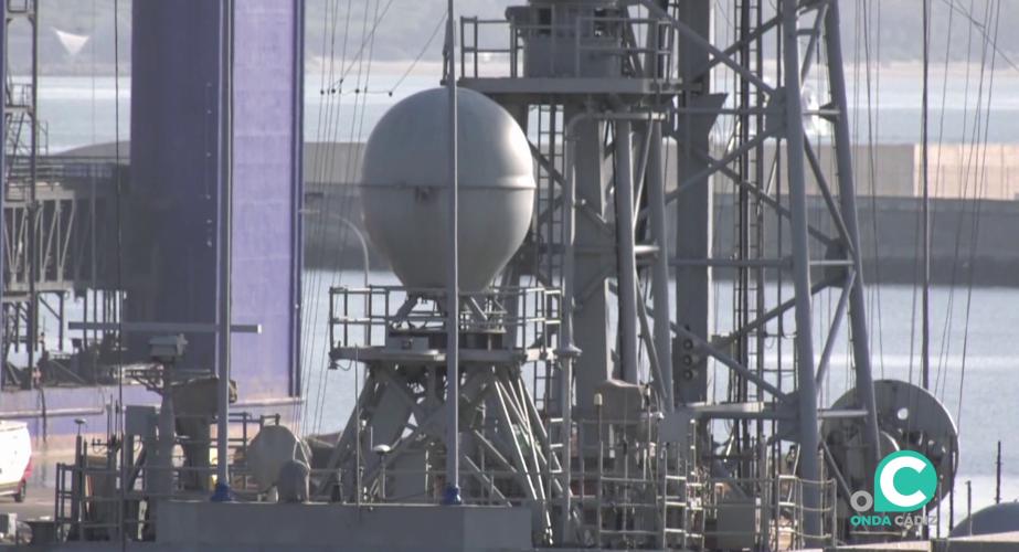 Detalle del navio militar en la factoria de la capital gaditana este martes