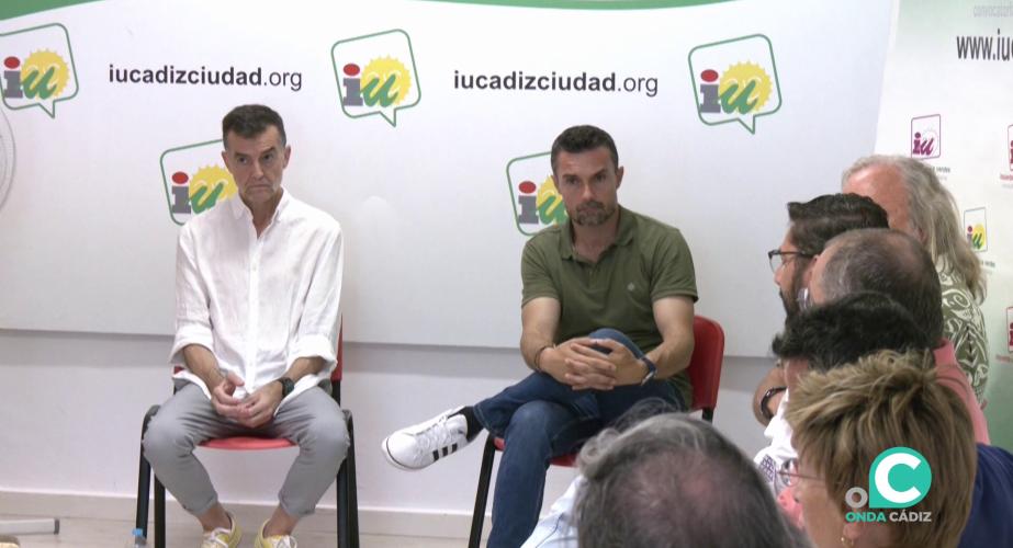 Momento del encuentro entre el dirigente y los representantes del movimiento ciudadano en Cádiz