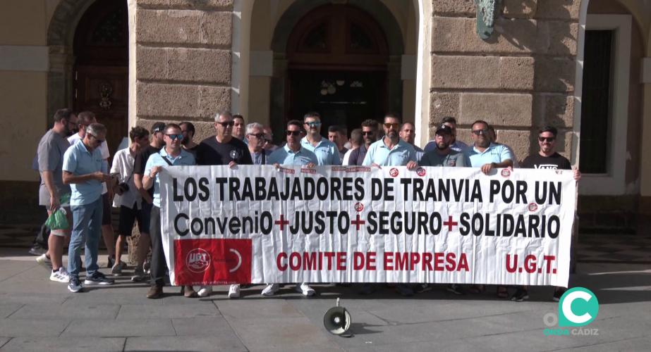 Trabajadores concentrados en las puertas del Ayuntamiento de Cádiz este martes
