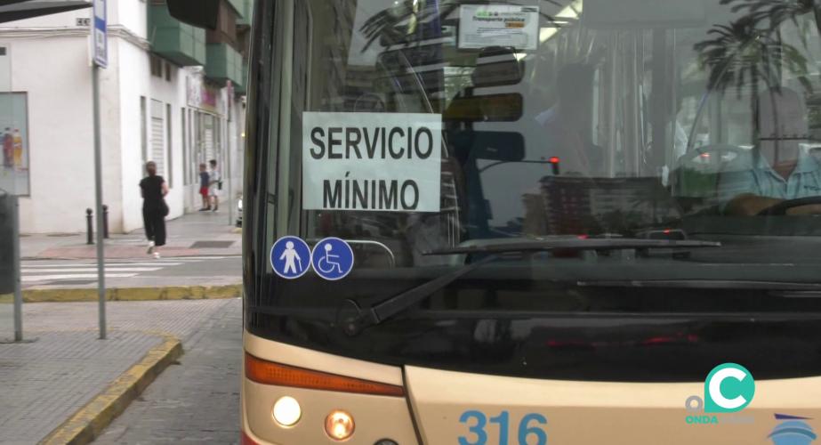Vehículo de transporte público en servicios mínimos esta semana en la capital gaditana