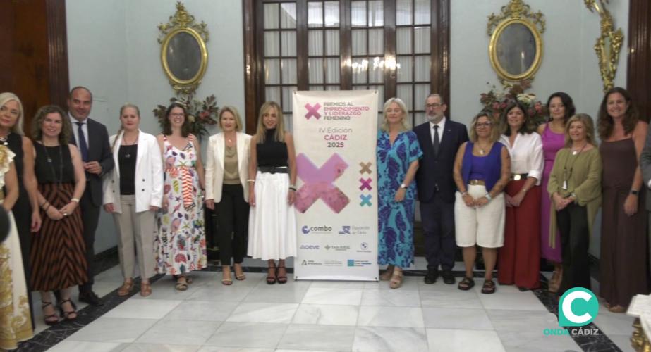 Autoridades y protagonistas antes del comienzo de acto