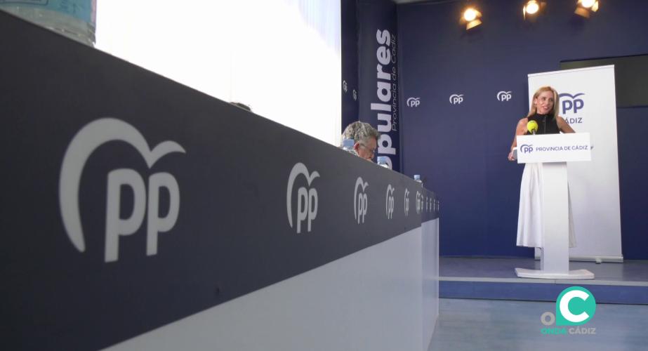 La Secretaria General PP atiende a los medios durante la rueda de prensa de este jueves