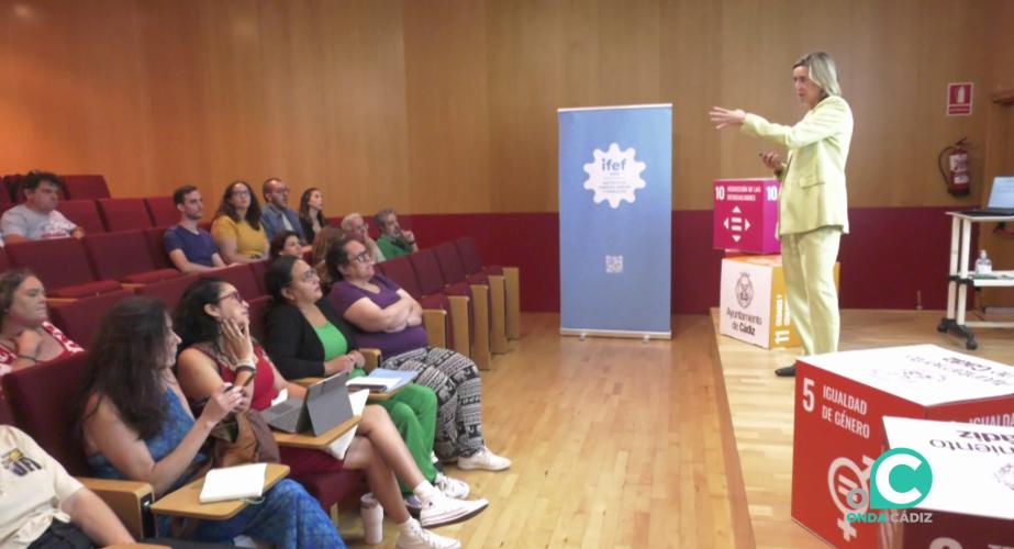 Un momento de la intervención durante el transcurso del acto 