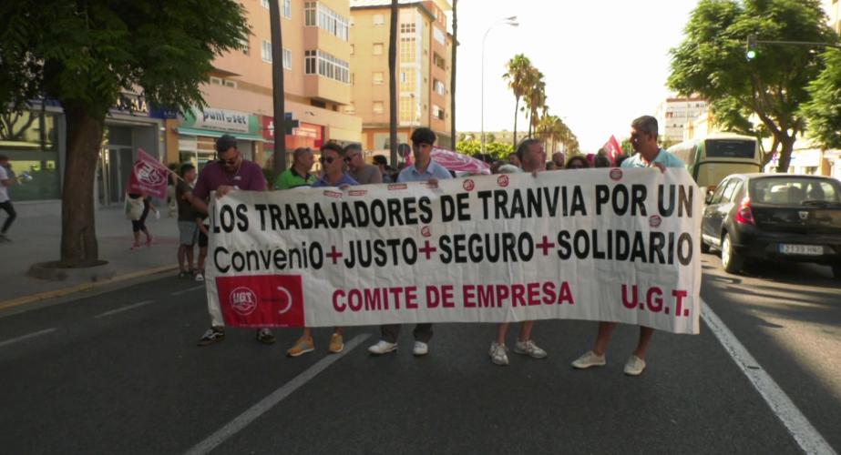 Marcha de los trabajadores efectuada este jueves por la avenida de la capital gaditana