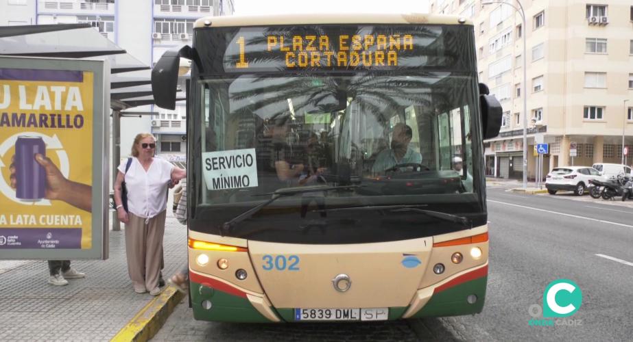 Viajeros suben a uno de los vehículos de servicios mínimos en una de las paradas de la avenida