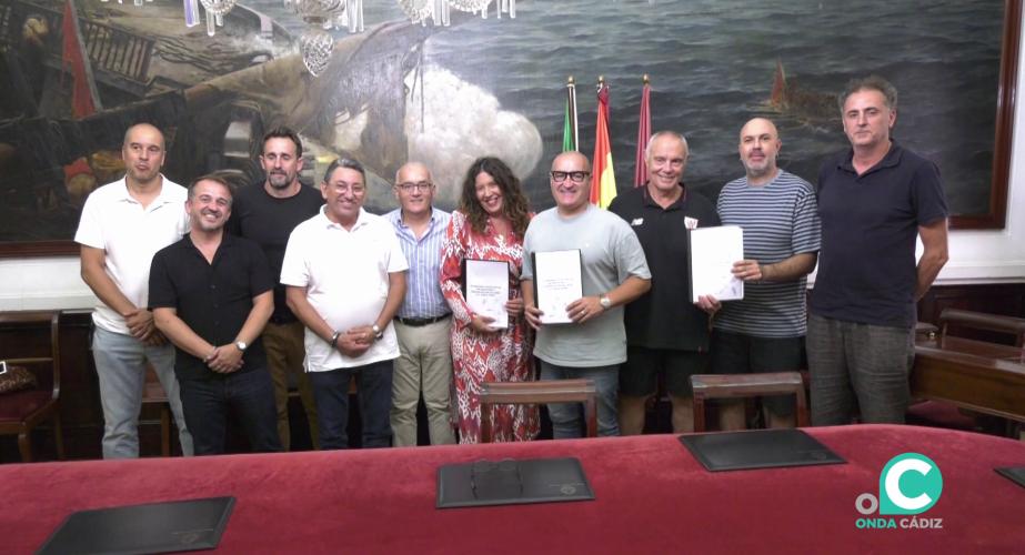 Representantes de trabajadores y del Ayuntamiento tras la rúbrica